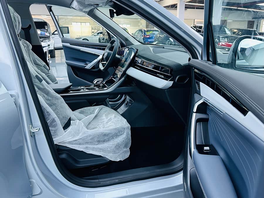 GEELY Boyue L 2025 car image #9