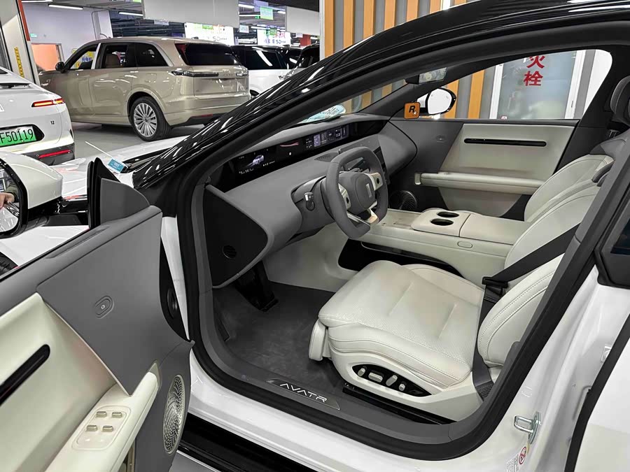 Avatr 06 2025 car image #9