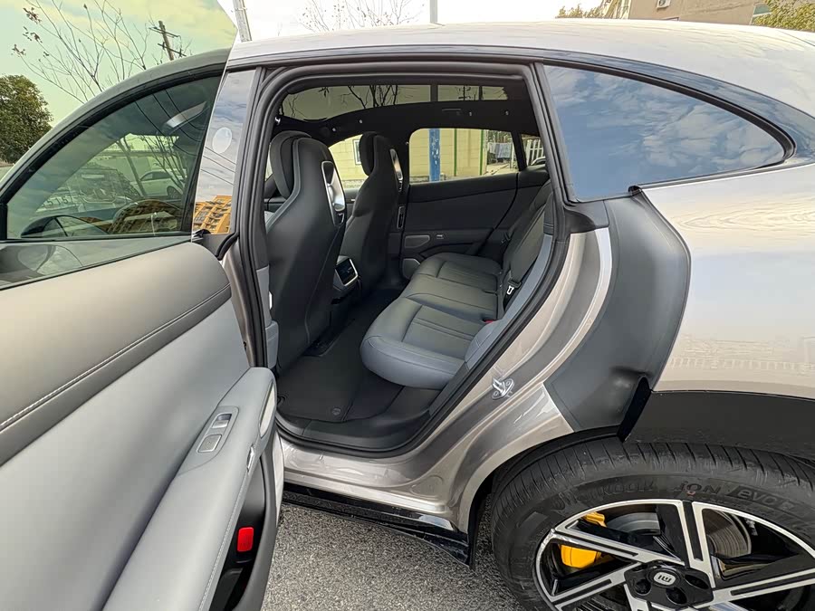 MI YU7 2025 image de voiture #9