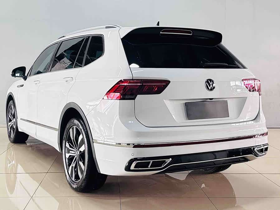 Volkswagen Tiguan L 2023 car image #9