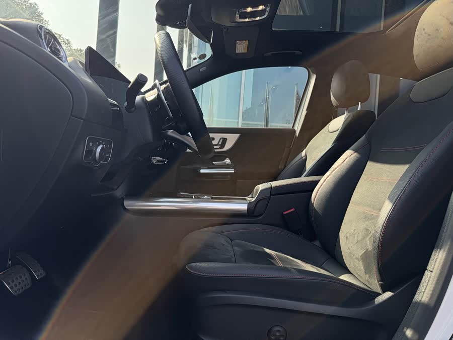 Mercedes-Benz GLA AMG 2025 immagine di auto #9