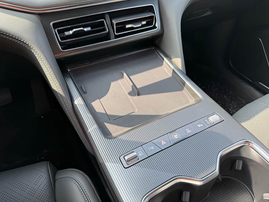 BYD SongL DM-i 2025 #9 BYD SongL DM-i 2025 car image #9