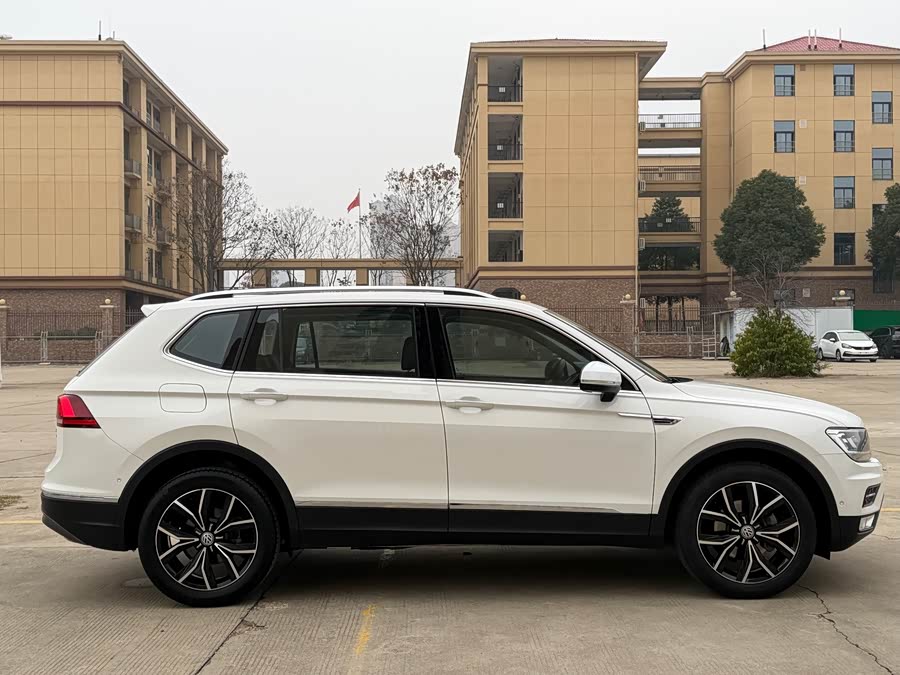 Volkswagen Tiguan L 2019 immagine di auto #9