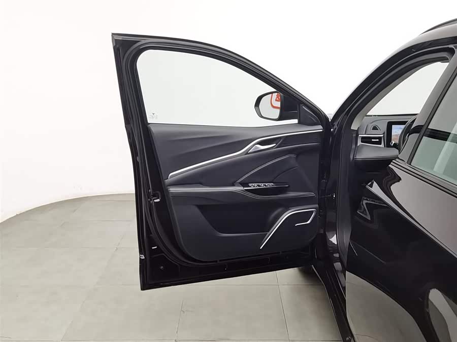 哪吒汽车 哪吒U 2022 #9 哪吒汽车 哪吒U 2022 汽车图片 #9