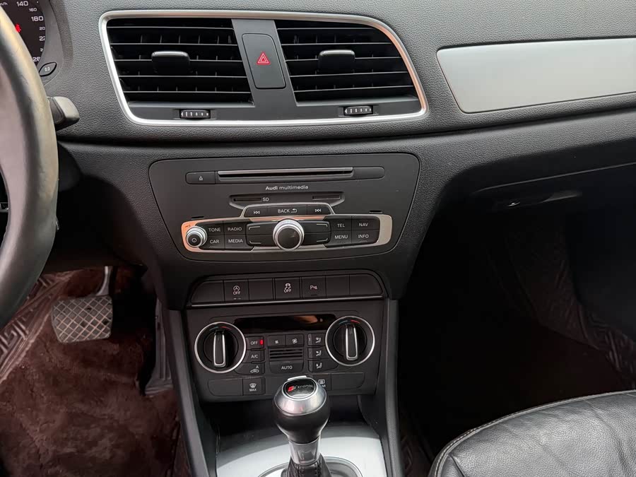 Audi Q3 2018 car image #9