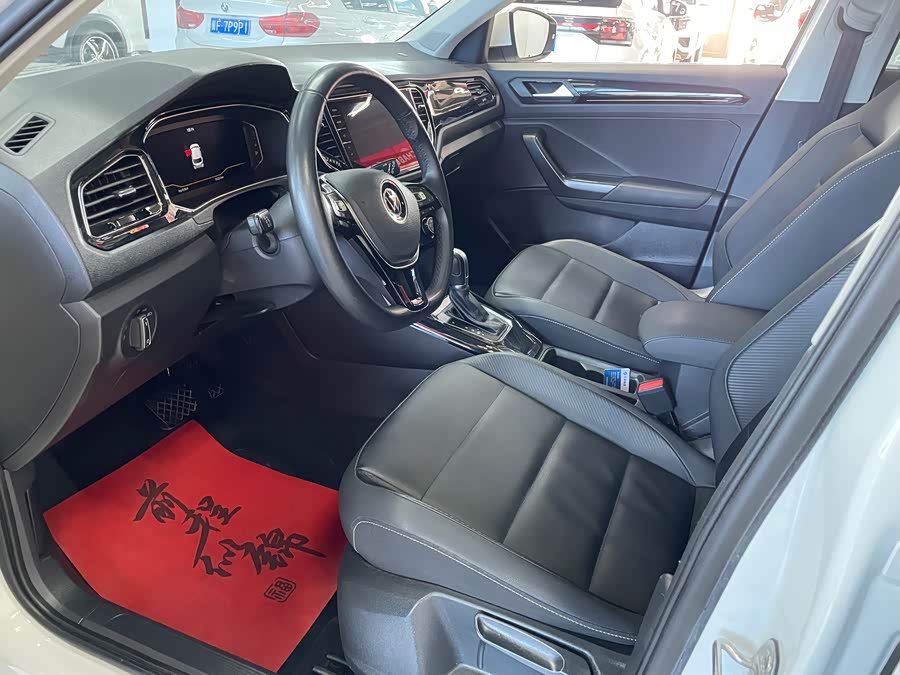 Volkswagen T-Roc 2021 car image #9