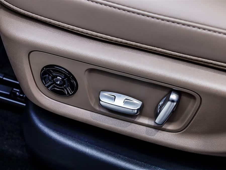 Li L6 2025 image de voiture #9