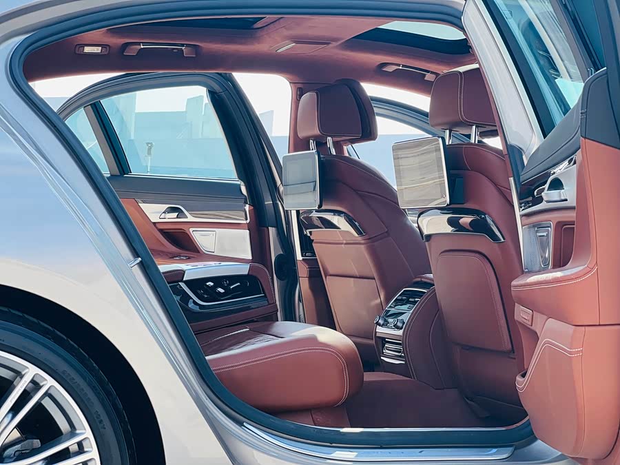 BMW 7 Series 2021 car image #9