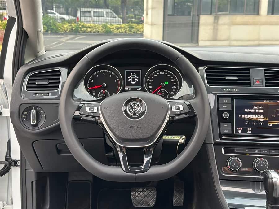 Volkswagen Golf 2019 car image #9