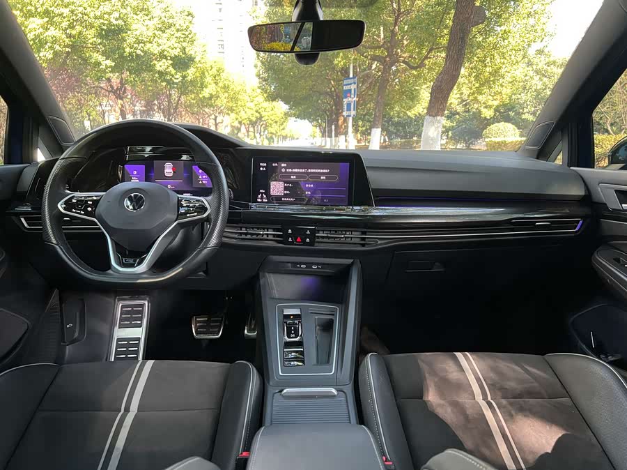 Volkswagen Golf 2023 car image #9