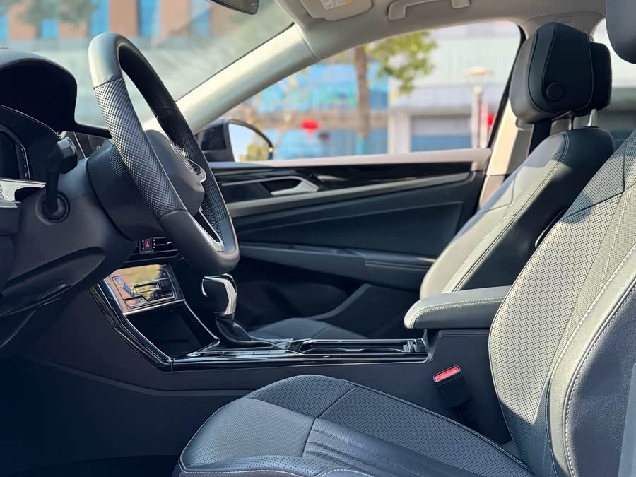 Volkswagen Passat 2025 صورة سيارة #9