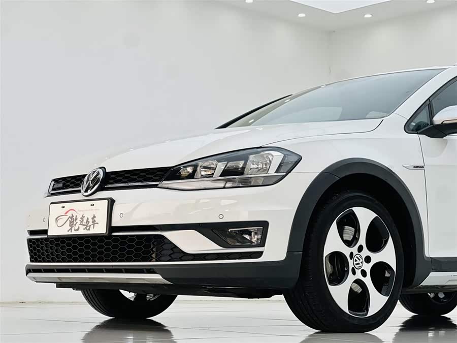 Volkswagen Golf (Imported) 2020 car image #9