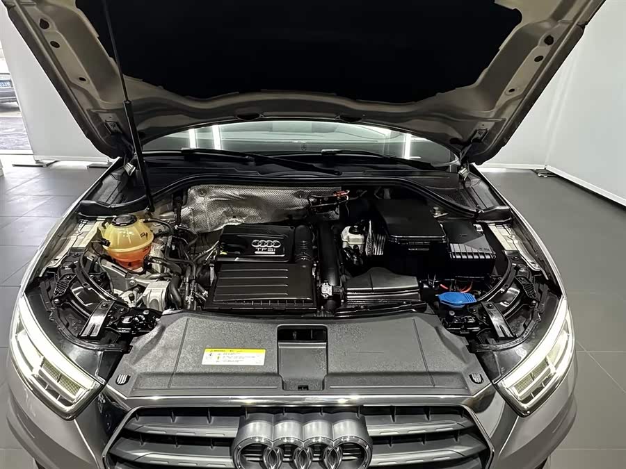 Audi Q3 2019 car image #9