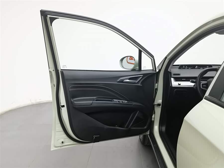 哪吒汽车 哪吒V 2022 汽车图片 #9