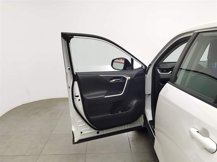 Toyota RAV4 2022 car image #9