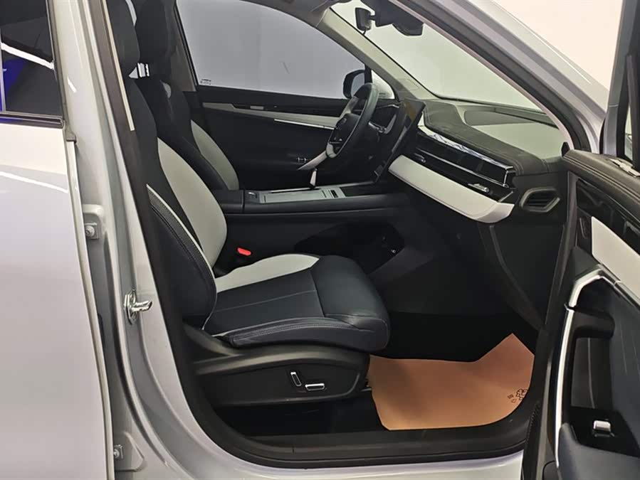 GEELY Boyue L 2025 car image #9