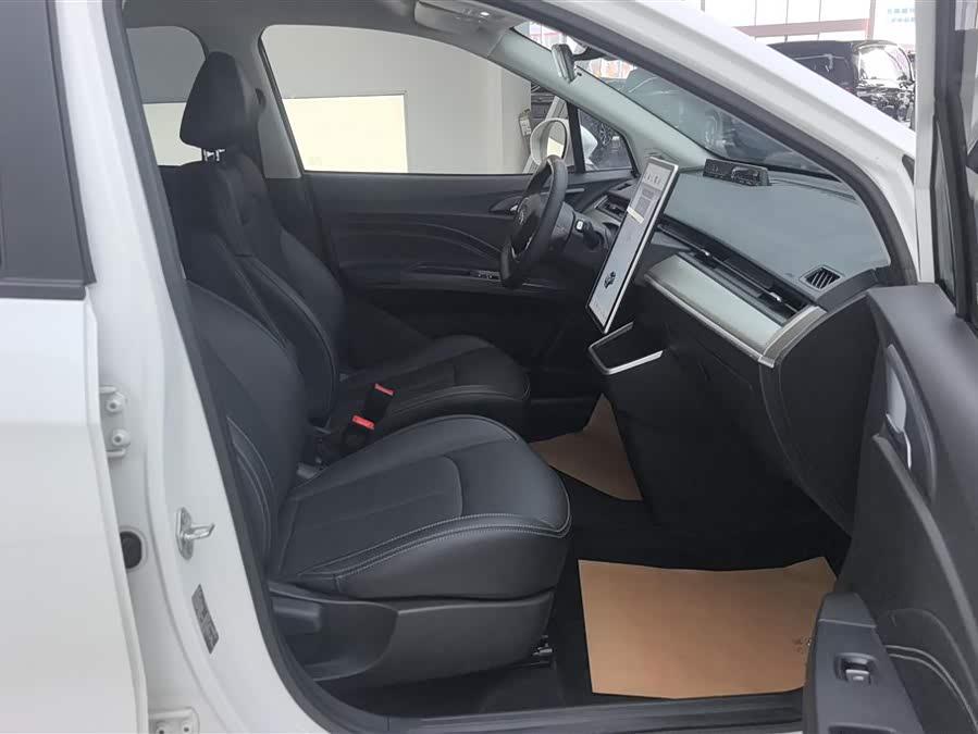 哪吒汽车 哪吒V 2022 #9 哪吒汽车 哪吒V 2022 汽车图片 #9