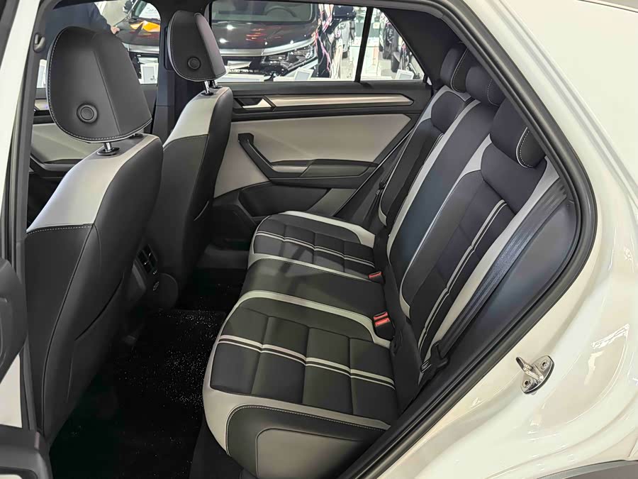 Volkswagen T-Roc 2024 car image #9