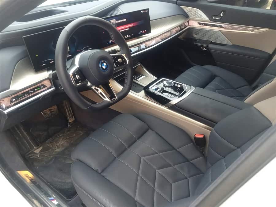 BMW i7 M70L 2025 car image #9
