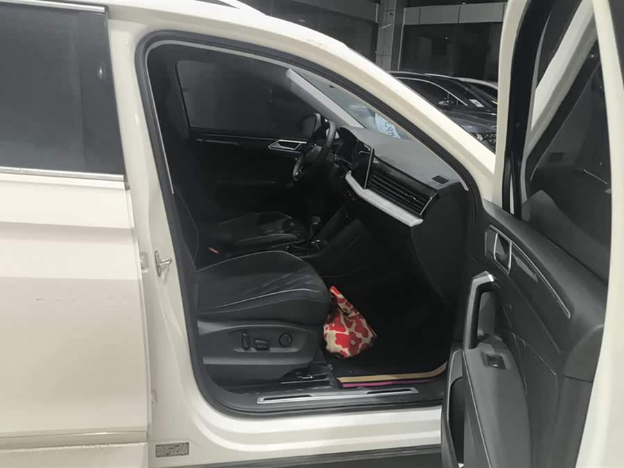 Volkswagen Tiguan L 2022 car image #9