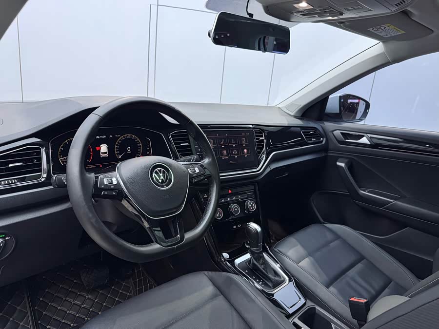 Volkswagen T-Roc 2021 car image #9
