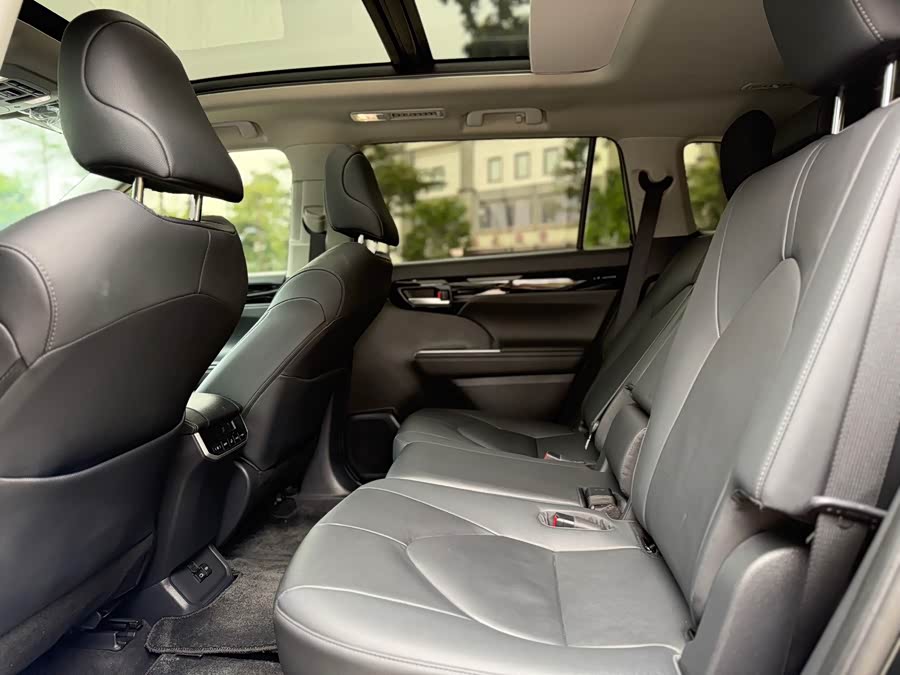 Toyota Highlander 2023 car image #9