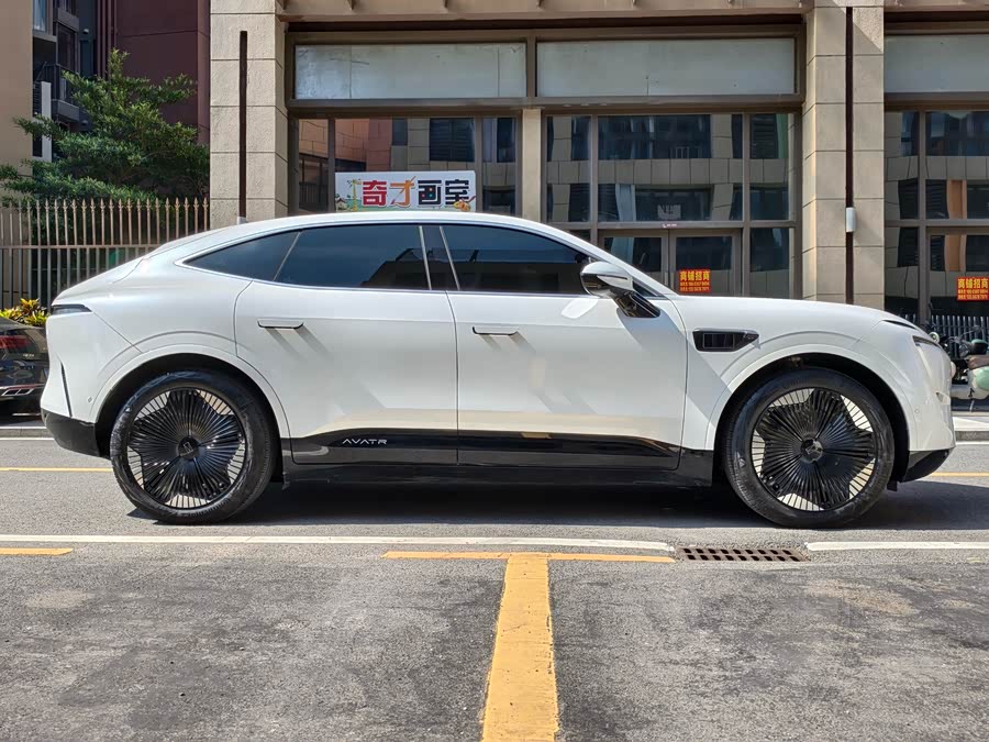 Avatr 11 2024 car image #9