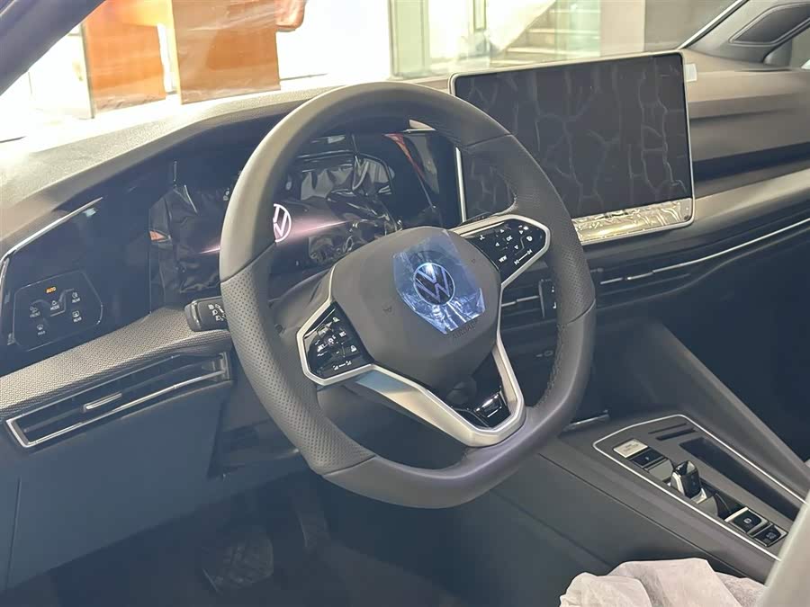 Volkswagen Golf 2025 car image #9