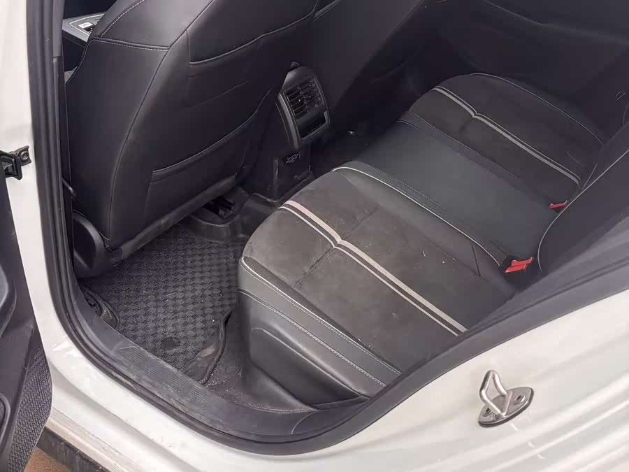 Volkswagen Golf 2023 car image #9