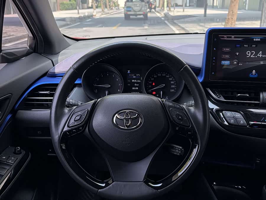 Toyota C-HR 2018 car image #9