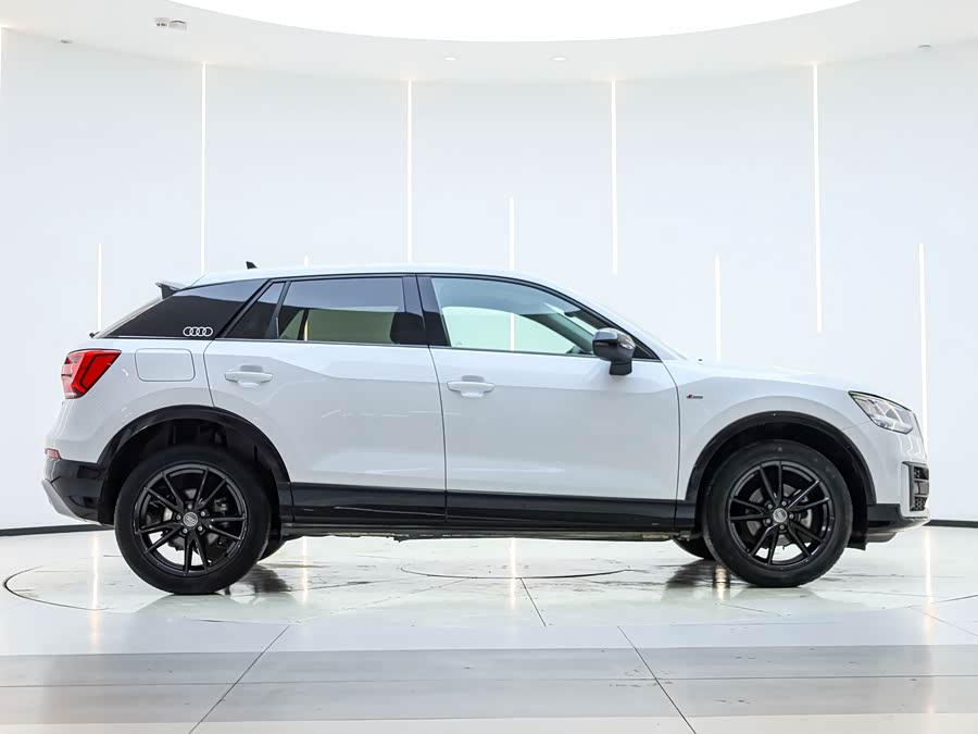 Audi Q2L 2021 car image #9