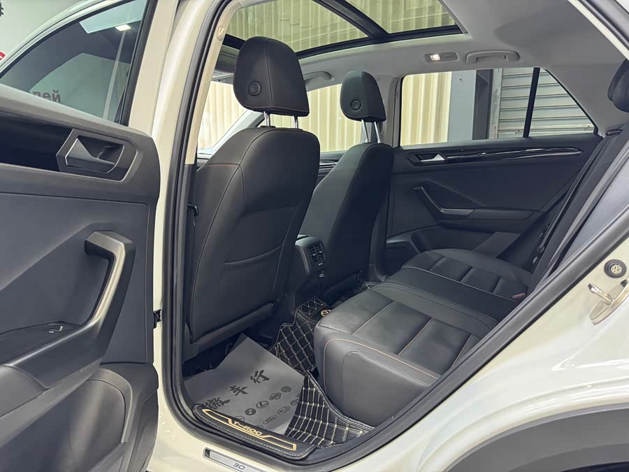 Volkswagen T-Roc 2021 car image #9