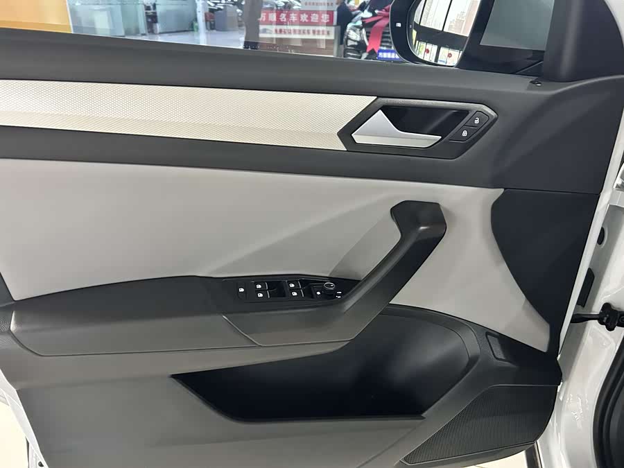 Volkswagen T-Roc 2025 car image #9