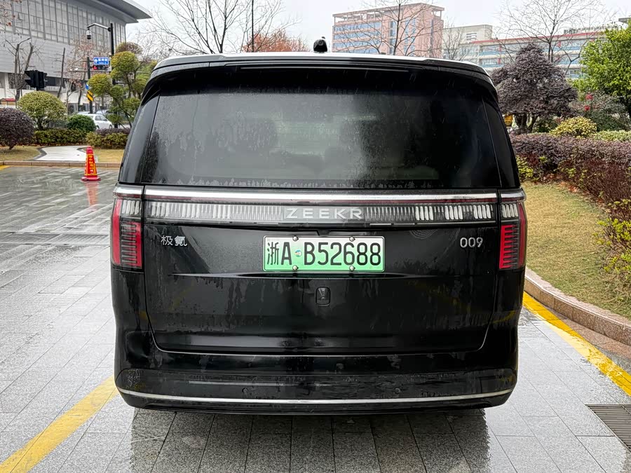 Zeekr 009 2023 car image #9