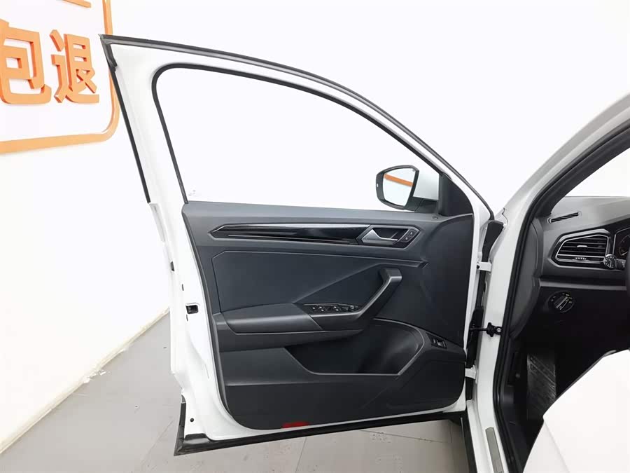 Volkswagen T-Roc 2026 car image #9