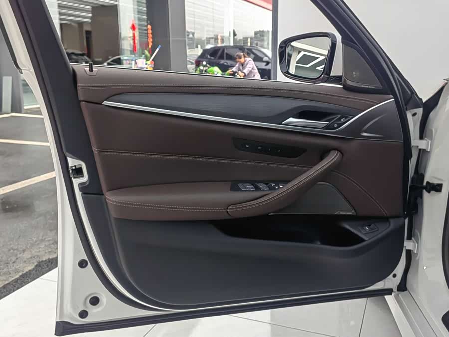 BMW 5 Series 2024 car image #9