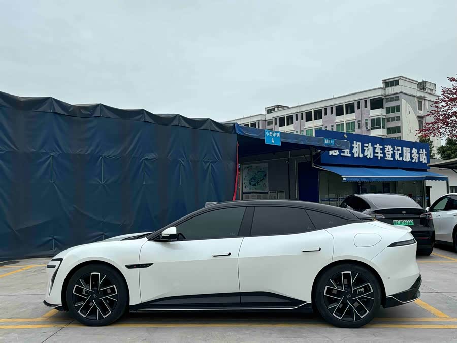 Avatr 06 2025 car image #9