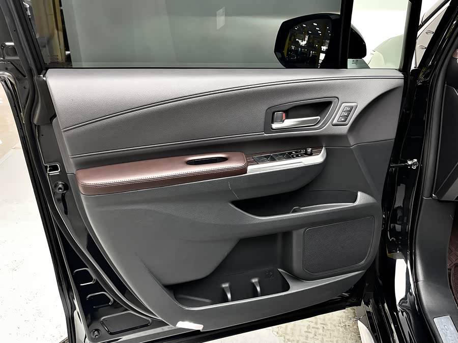 Toyota Granvia 2024 car image #9