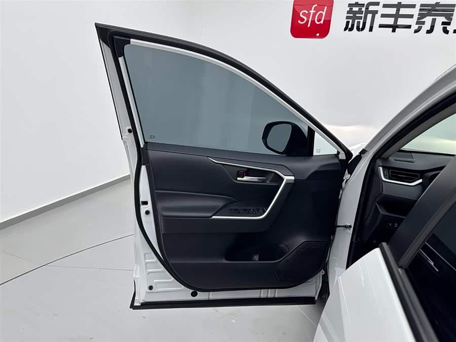 Toyota RAV4 2023 car image #9