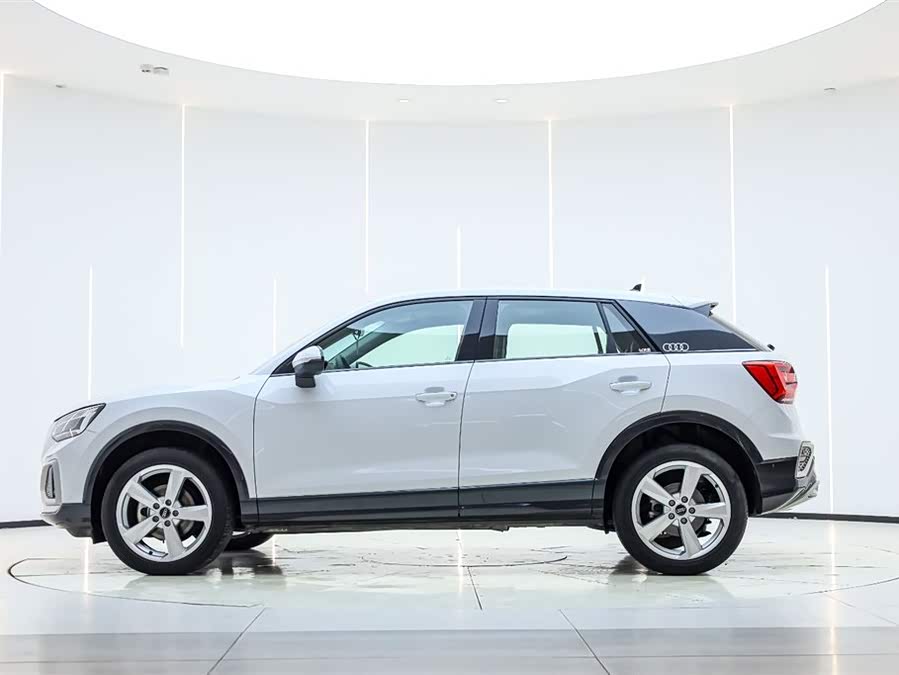 Audi Q2L 2023 car image #9