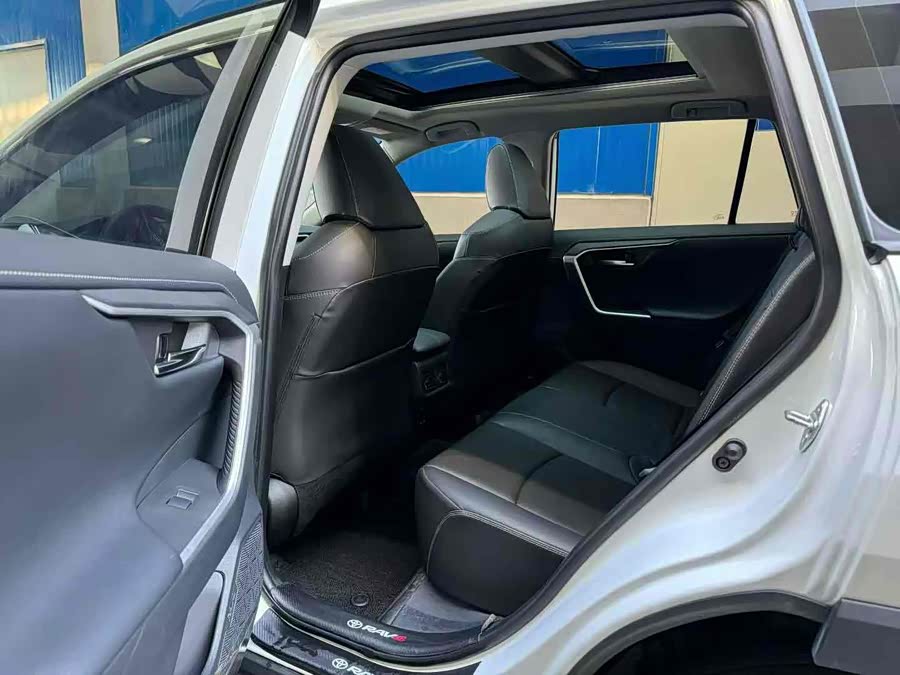 Toyota RAV4 2023 car image #9