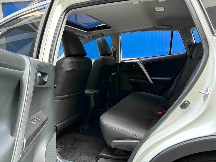 Toyota RAV4 2017 car image #9