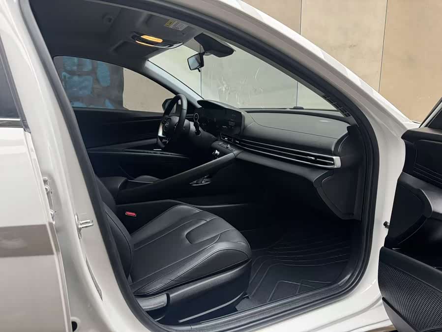 Hyundai Elantra 2023 immagine di auto #9