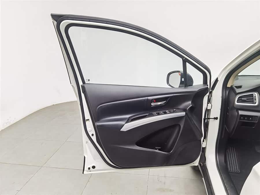 Suzuki S-Cross 2015 صورة سيارة #9