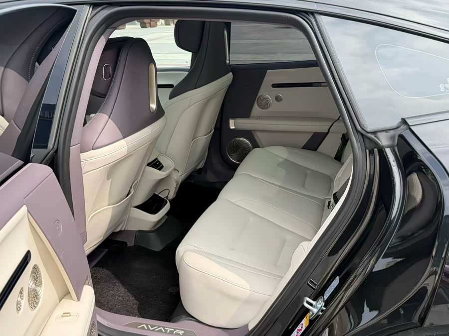 Avatr 06 2025 car image #9