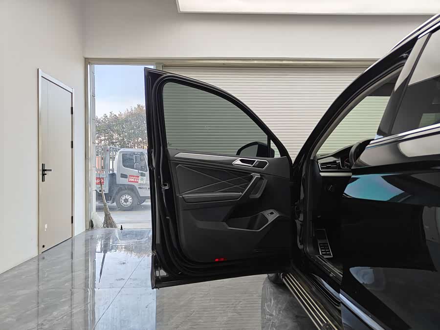 Volkswagen Tiguan L 2024 car image #9