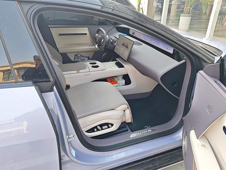 Avatr 06 2025 car image #9