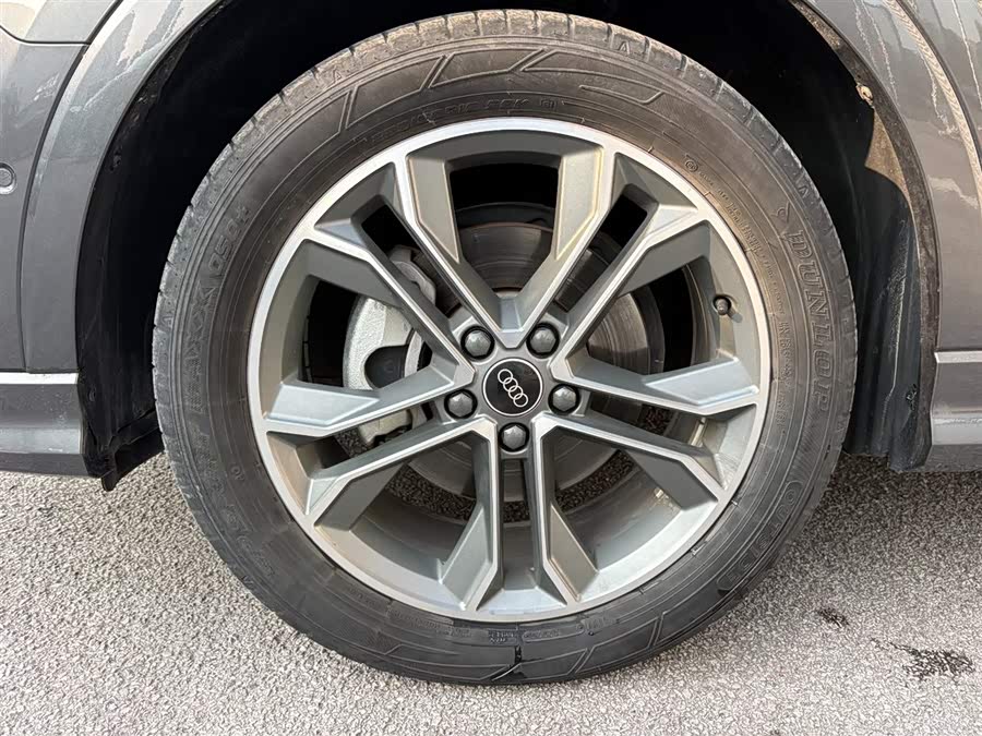Audi Q3 2023 car image #9