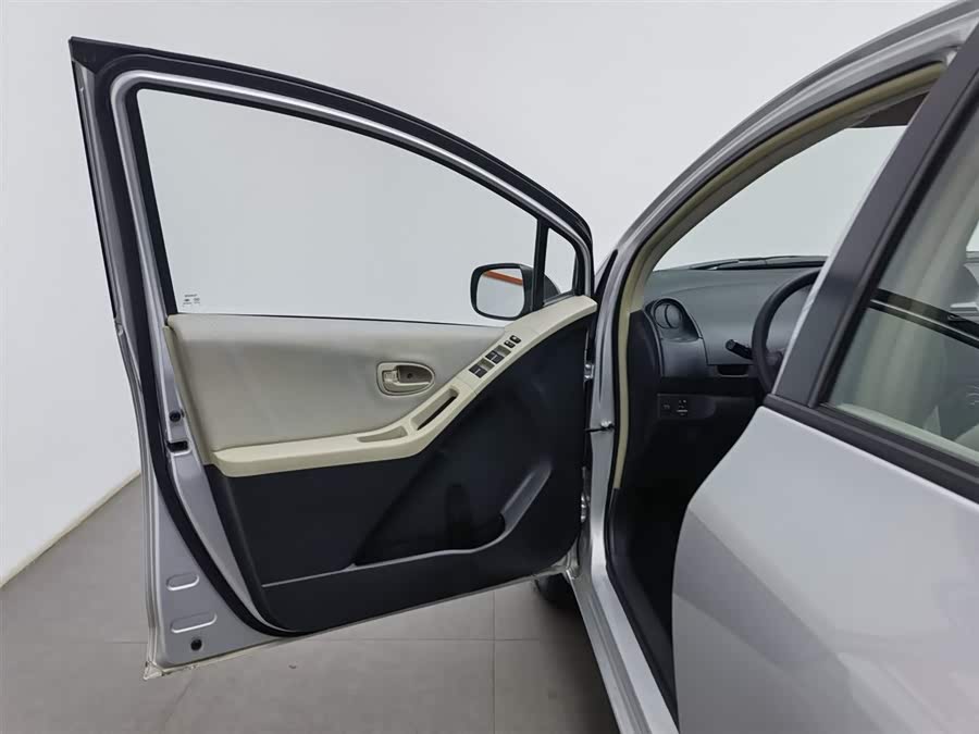 Toyota Yaris 2013 car image #9