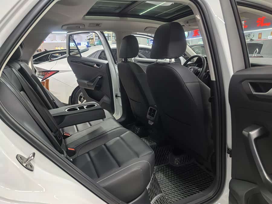 Volkswagen T-Roc 2022 car image #9